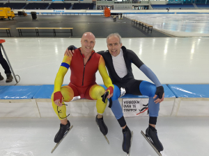 Doede Wind (r) samen met zijn opponent John Ivar Kristensen uit Noorwegen